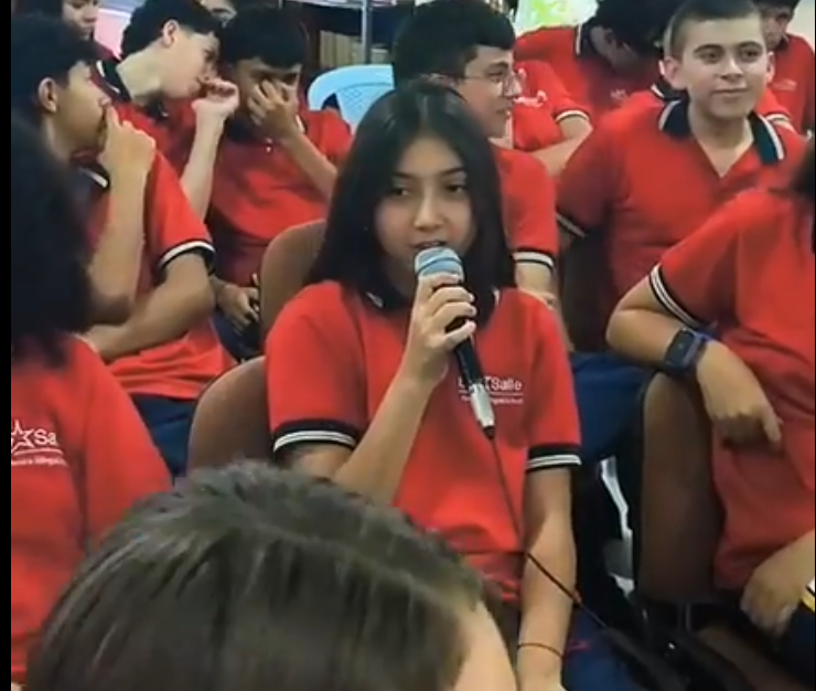 Candidatos exponiendo propuestas