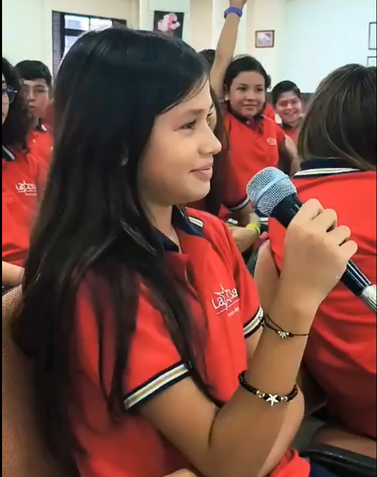 Estudiantes participando