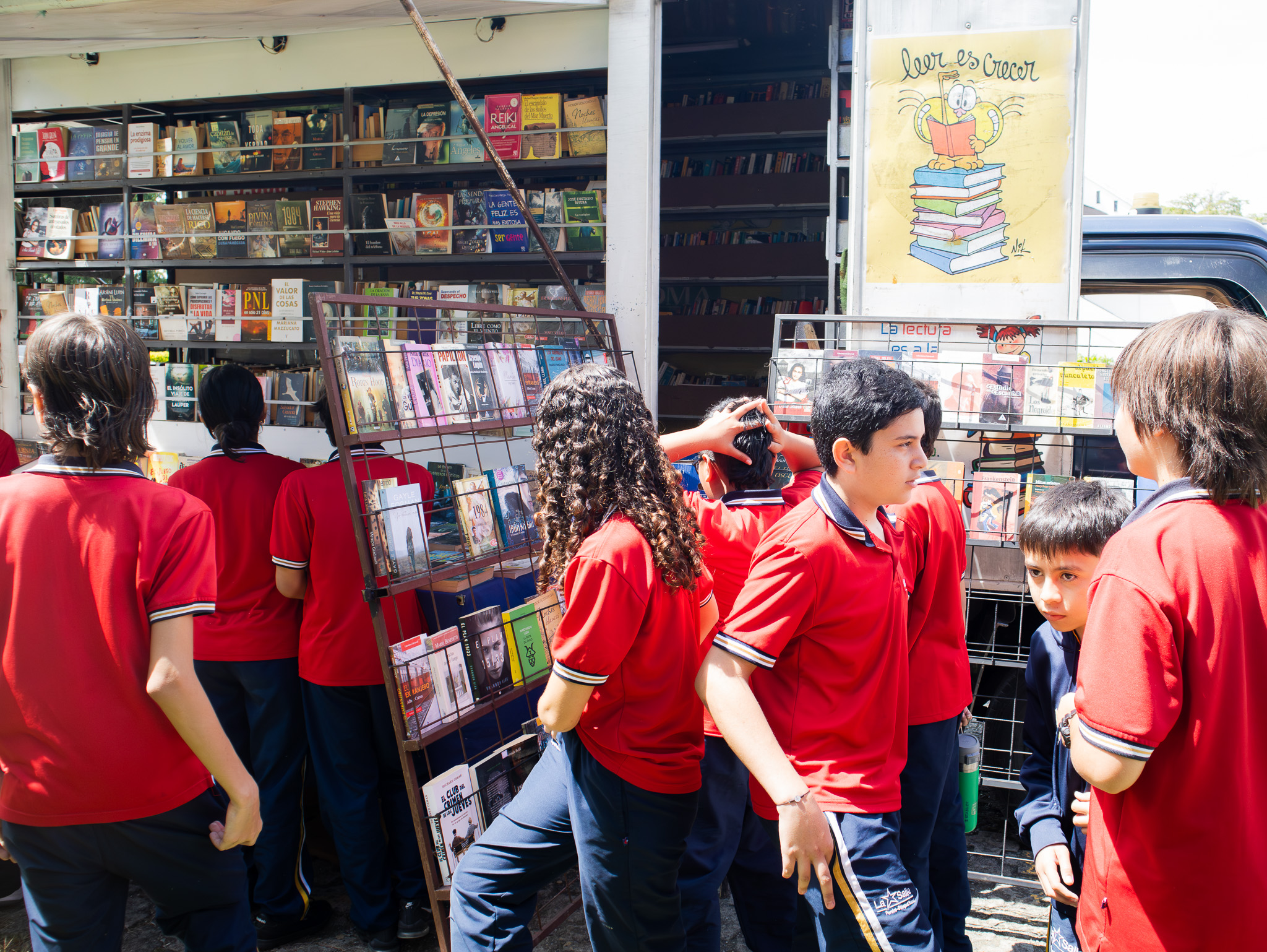 Estudiantes participando